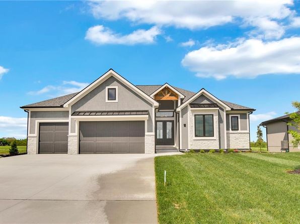 12 Red Fox Cir, Lake Winnebago, MO 64034