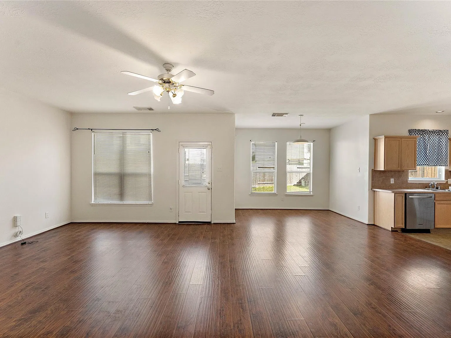 3 bed, 2.5 bath, 1976 sqft, $1,900 — Photo 2