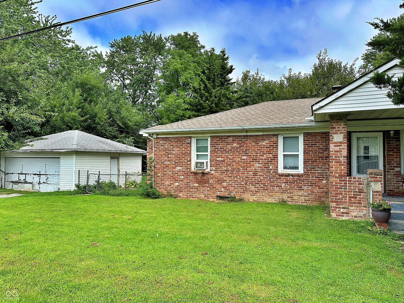 4 bed, 1.0 bath, 1120 sqft, $1,325 — Photo 2