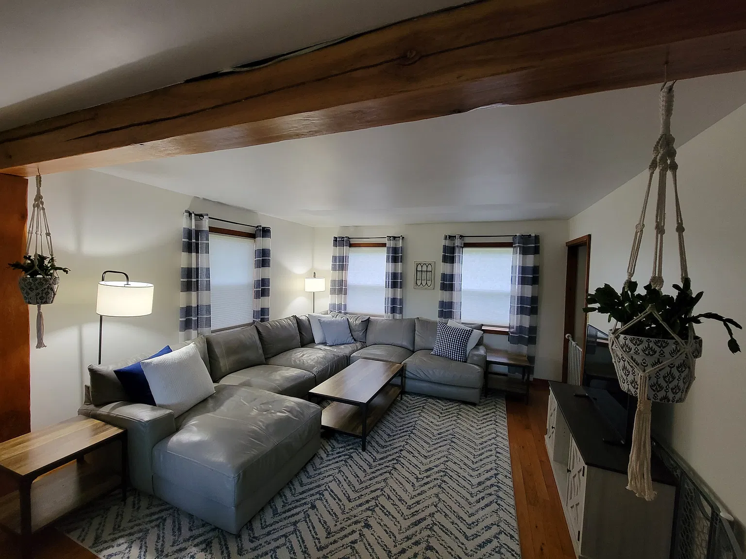 4 bed, 2200 sqft, $2,400 — Photo 4