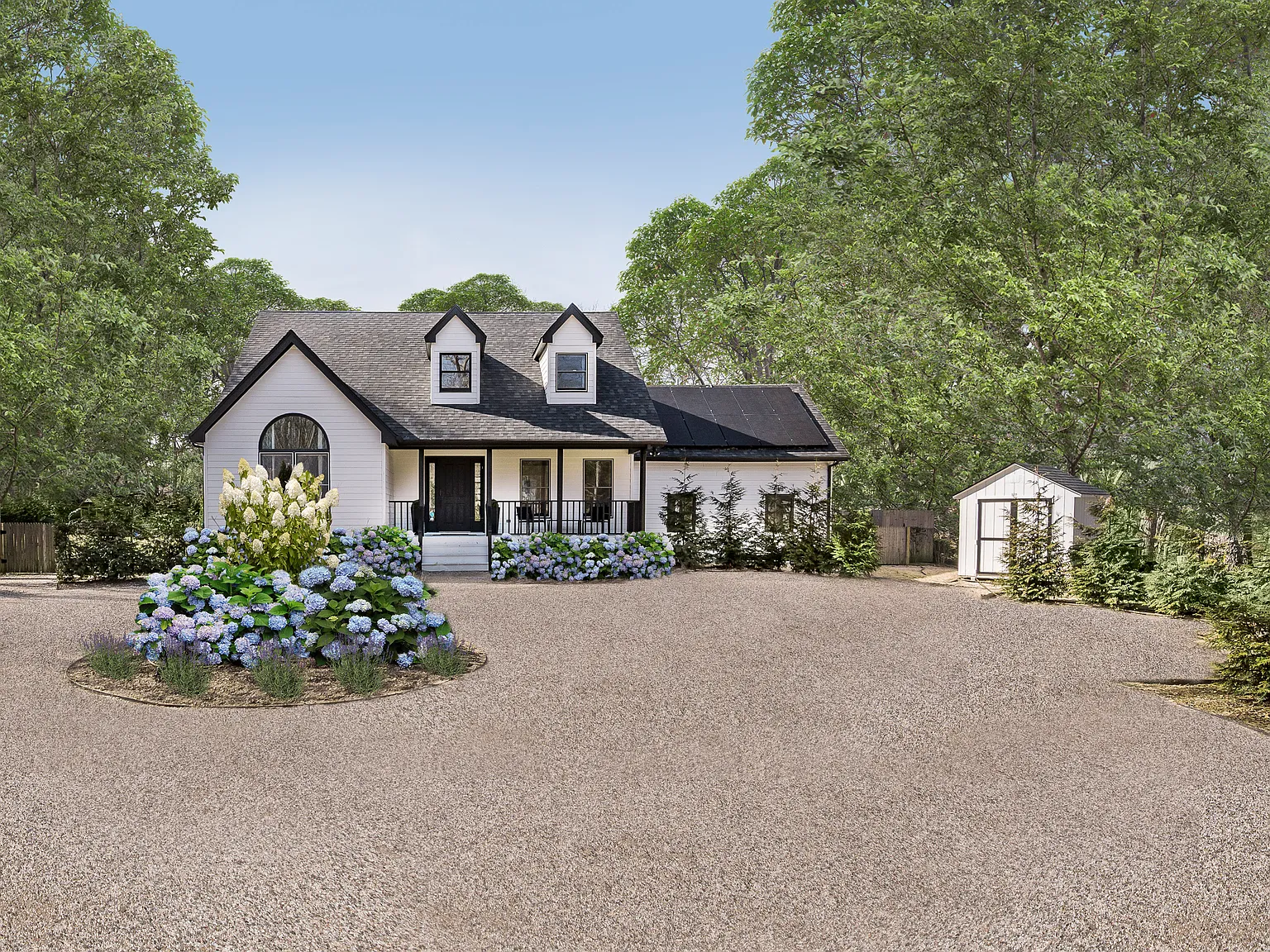 Hamptons Gated Oasis on a Private Acre — Photo 1