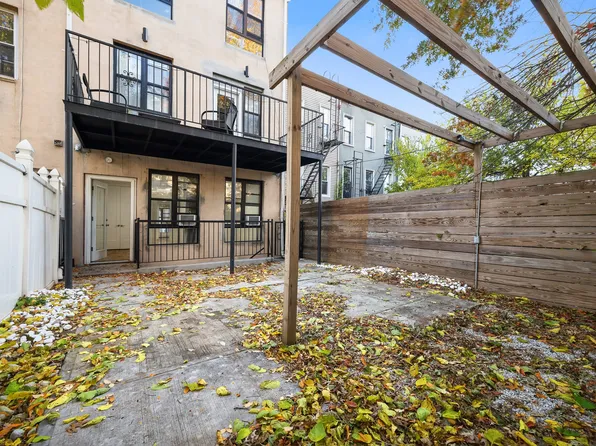 136 Cornelia Street image 5 of 17