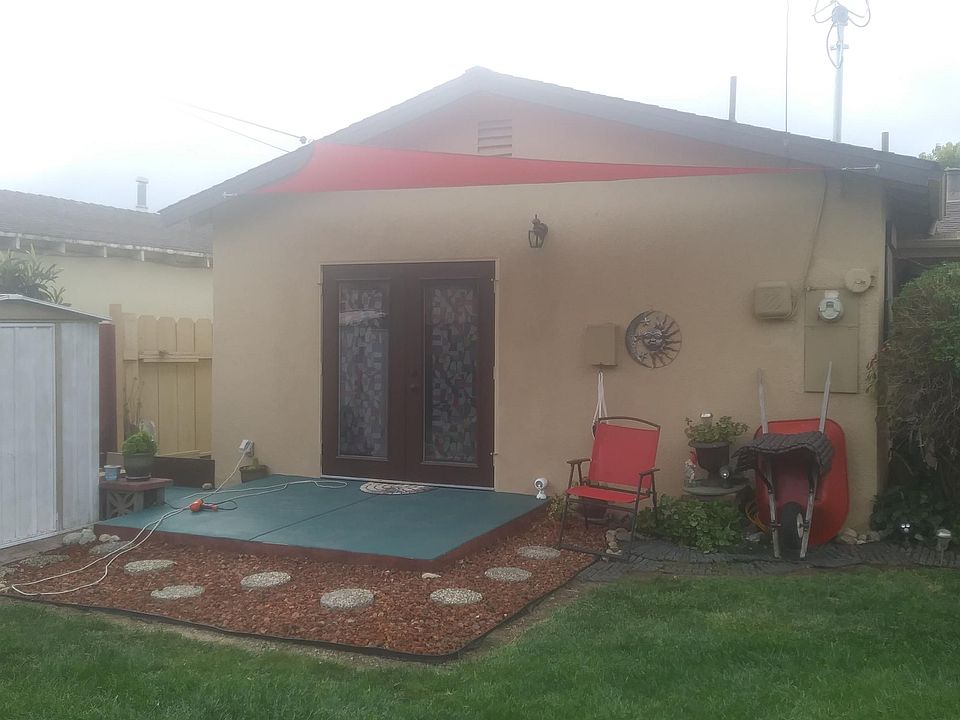 Rear South side yard entrance and half of private yard area (storage shed not included)
maintenance included