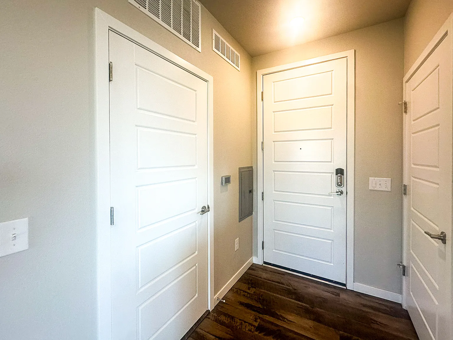 3 bed, 1217 sqft, $2,395 — Photo 2