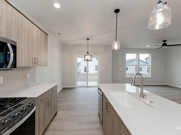 4th image of 2204 S Border Way