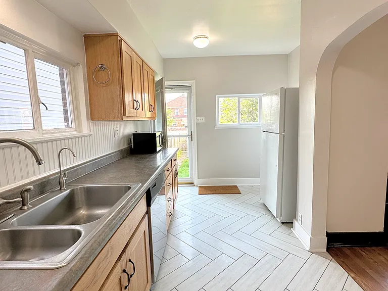 7104 Schoyer Ave — Photo 11