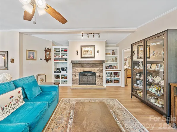 201 Franklin Village Rd, Spruce Pine, NC 28777