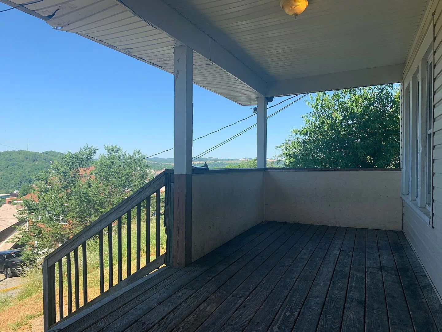 4 Bedroom/ 1 Bathroom House - Great View (Downtown) - Available 06/02/2027 — Photo 4
