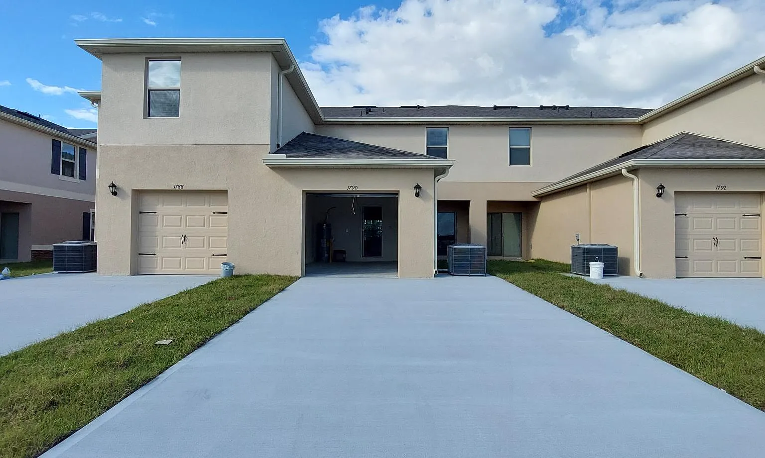 3 bed, 2.5 bath, 1934 sqft, $2,300 — Photo 3