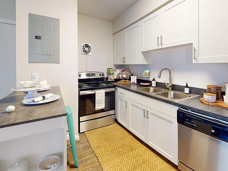 Somerset Apartments — Photo 2