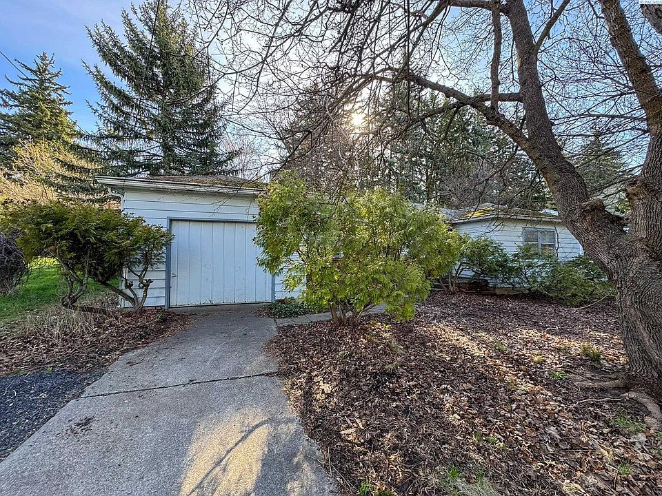 2nd image of 1040 NE Lake St