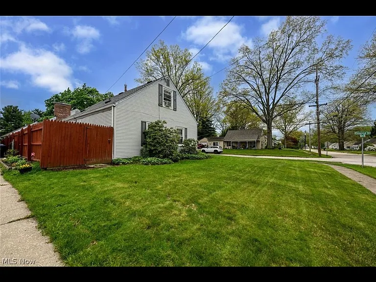 2839 Elmwood St — Photo 5