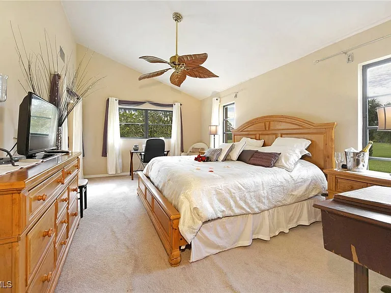 4220 Glasgow Ct — Photo 10