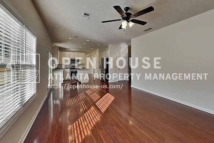 4 bed, 2.5 bath, 2382 sqft, $2,450 — Photo 3