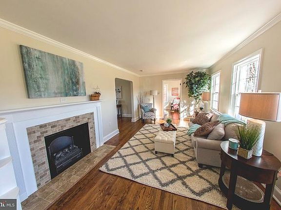 3rd image of 811 Woodland Way