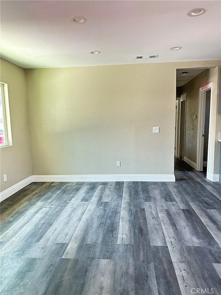 3 bed, 900 sqft, $2,200 — Photo 3