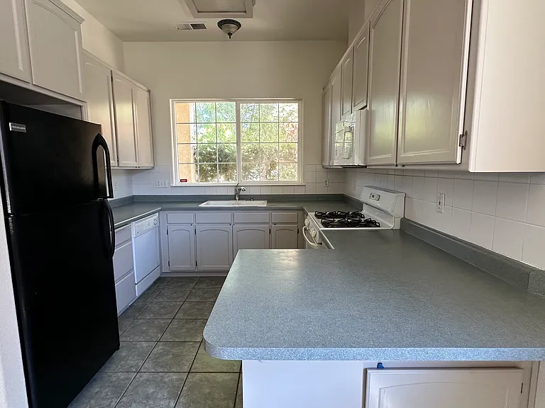 1862 Bedford Dr — Photo 2