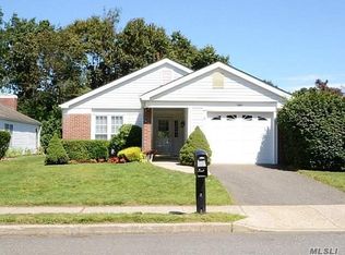 8 Kingston Dr, Ridge, NY 11961