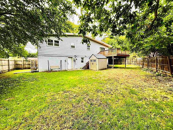 3rd image of 1016 Valley View Dr