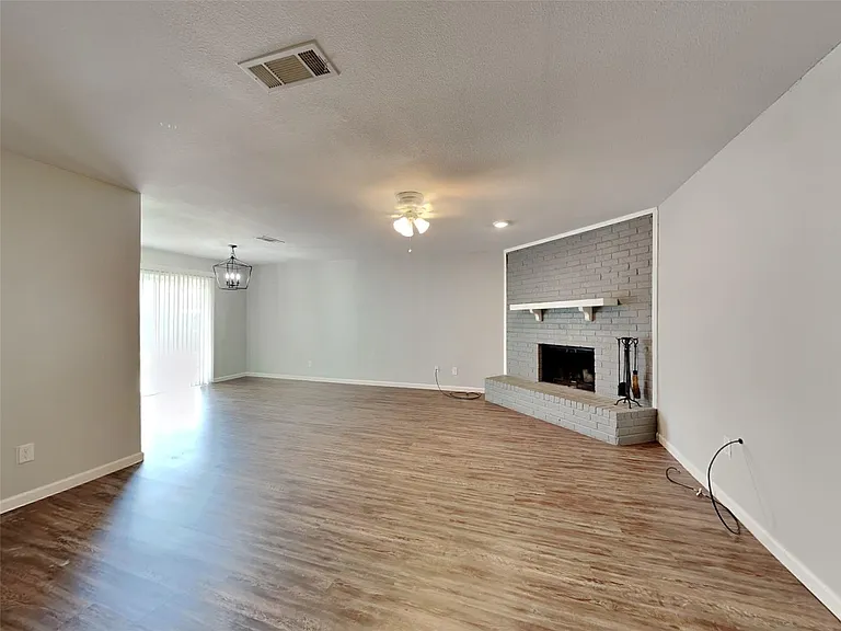 549 Park Center Blvd — Photo 3