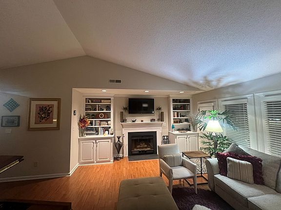 3rd image of 2718 Cottage Cir