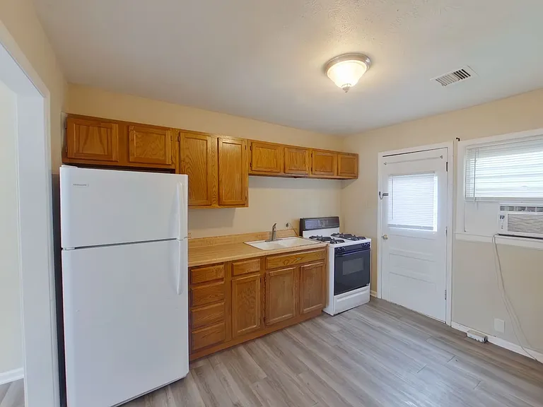 1548 N Pinecrest Ave — Photo 3