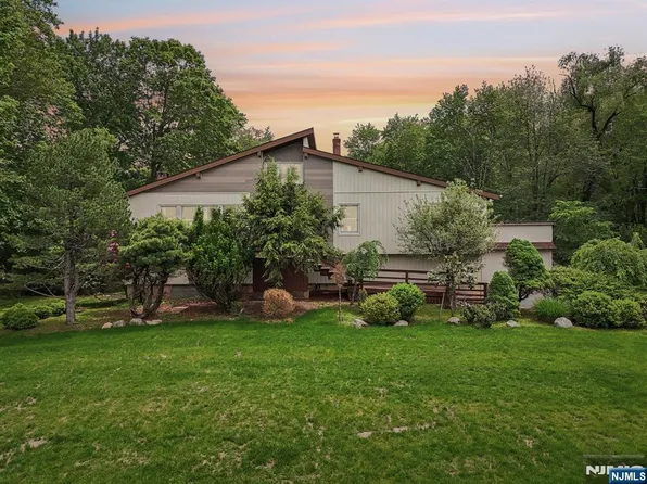 12 Lenape Trl, Upper Saddle River, NJ 07458