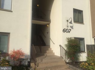 607 Center St APT T4, Herndon, VA 20170