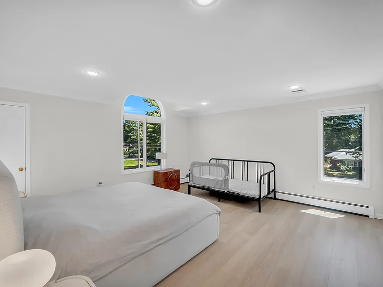 290 Mohegan Way — Photo 15