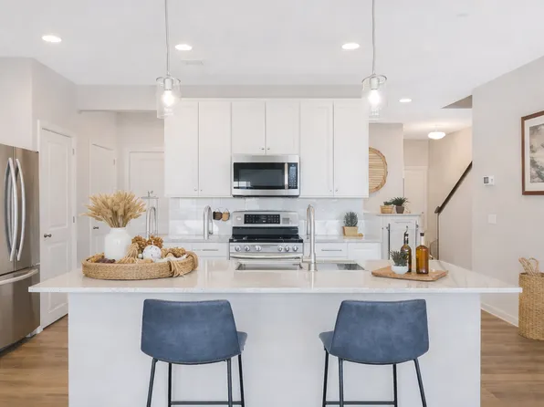 9541 4th St N, Lake Elmo, MN 55042