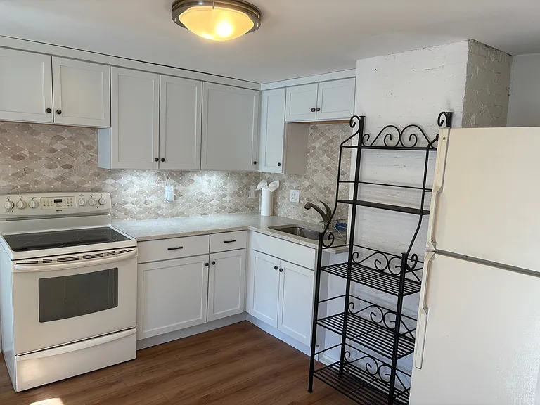 30 Whitman Ave — Photo 6