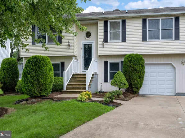 8 Hamilton Lakes Dr, Hamilton, NJ 08619