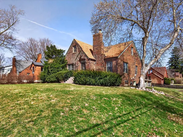 1403 66th St, Windsor Heights, IA 50324