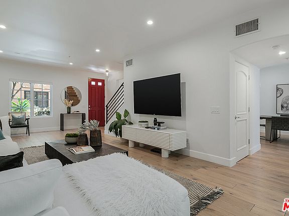 4th image of 851 N San Vicente Blvd APT 113