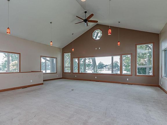 4th image of 56003 Riverdale Dr