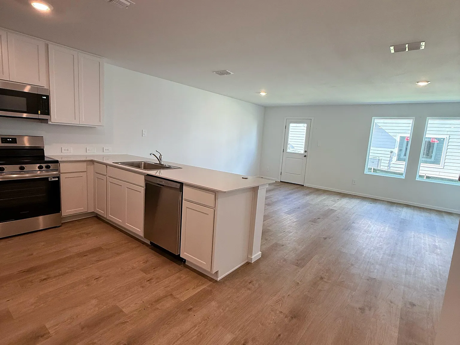 3 bed, 2.5 bath, 1378 sqft, $1,800 — Photo 4