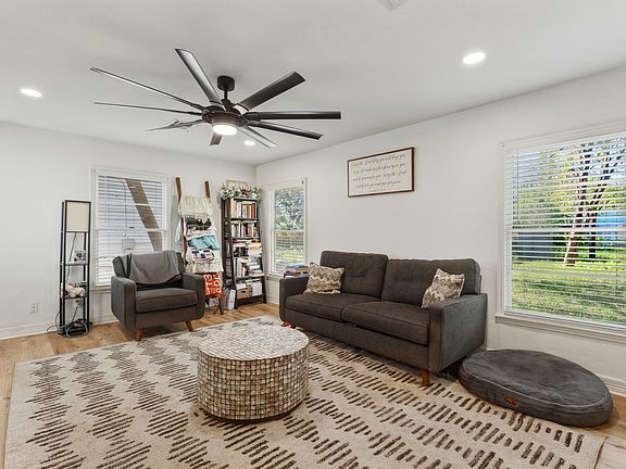 4th image of 3921 Maple Ave