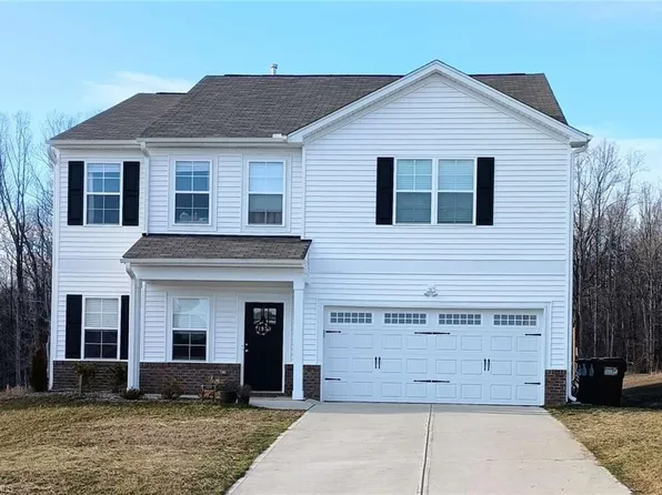 1938 Branch Crossing Dr, Thomasville, NC 27360
