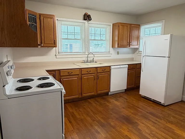 406 E Pearl St — Photo 3
