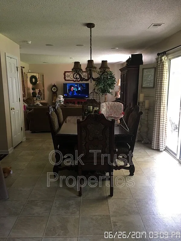 4 bed, 2.5 bath, 2150 sqft, $2,495 — Photo 3