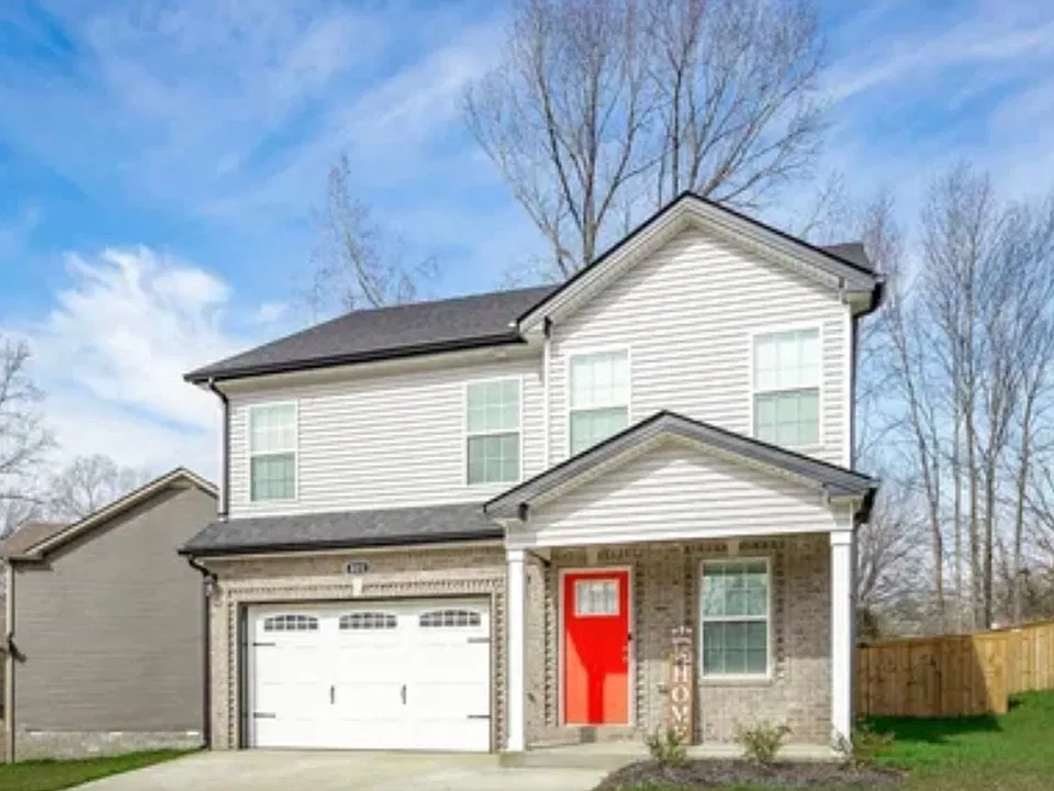 821 Lutz Ln