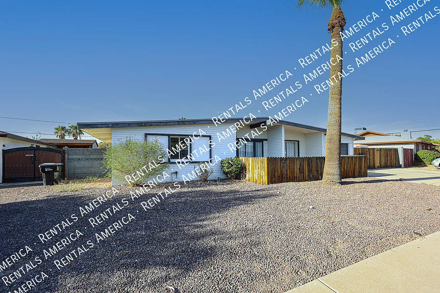 Spacious 3-Bedroom Phoenix Home with Private Pool and Sunroom — Photo 3