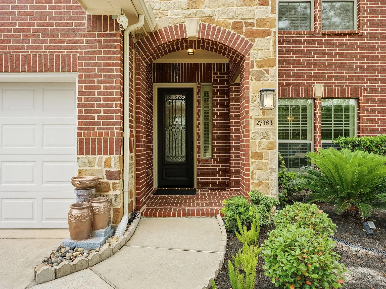 4 bed, 2.5 bath, 2839 sqft, $3,800 — Photo 2