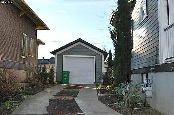 N Vancouver Ave — Photo 3
