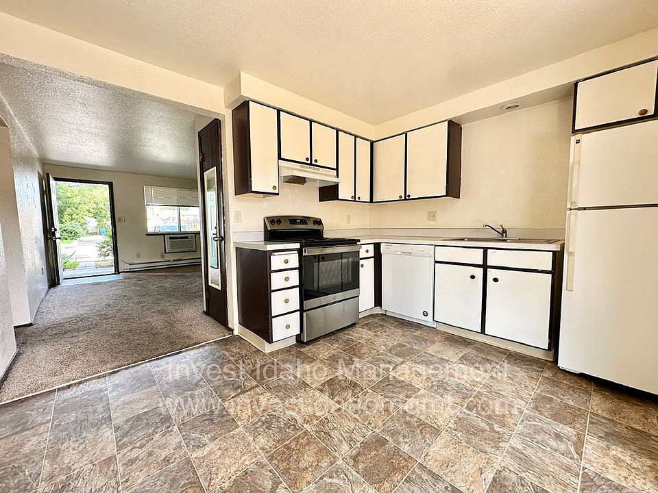 1st image of 1097 W Melrose St #123