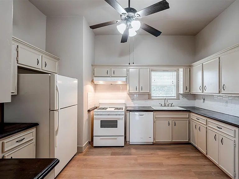 1216 Campbell St — Photo 18