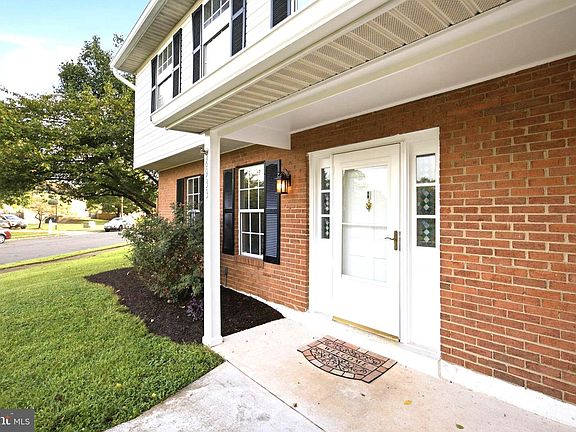 3rd image of 8933 Sweetbriar St