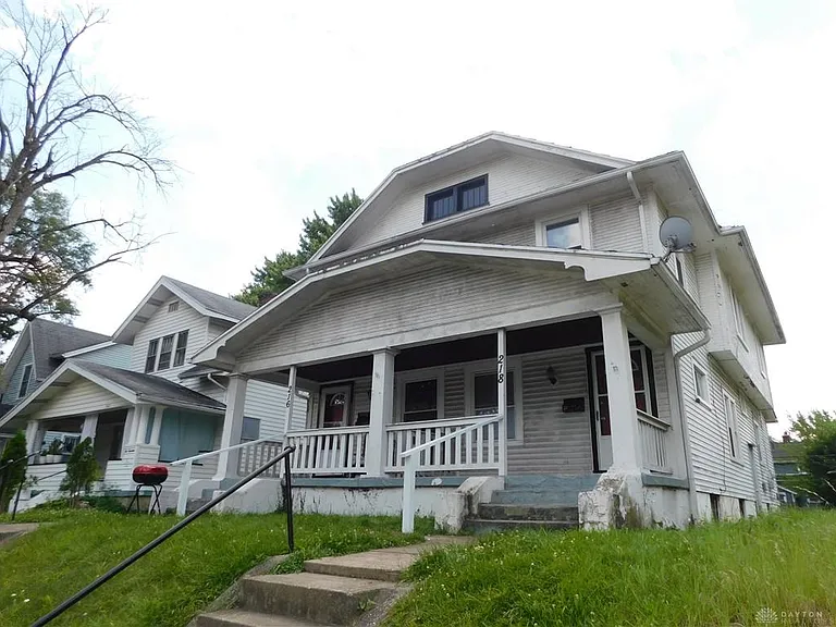 218 W Fairview Ave — Photo 2