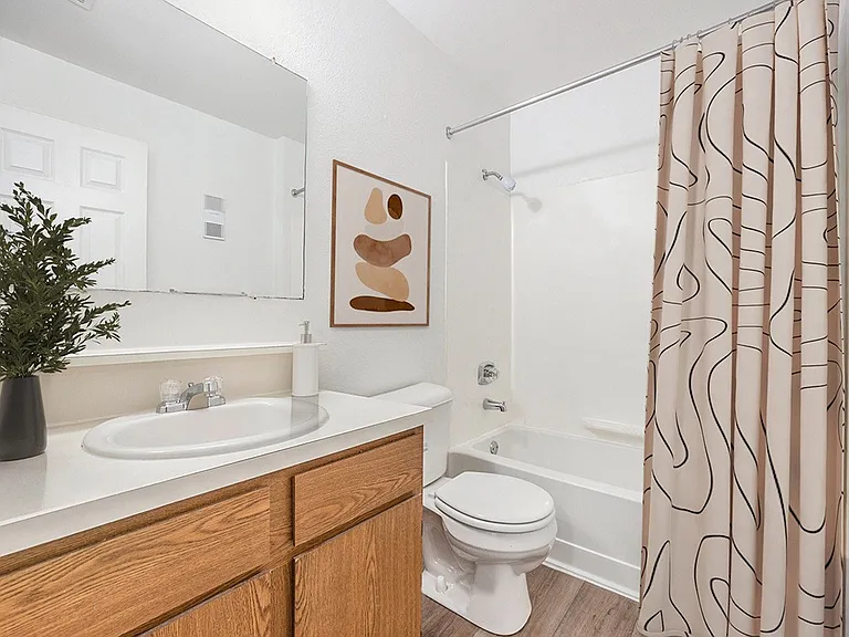 Hampton Lakes Apartments — Photo 6