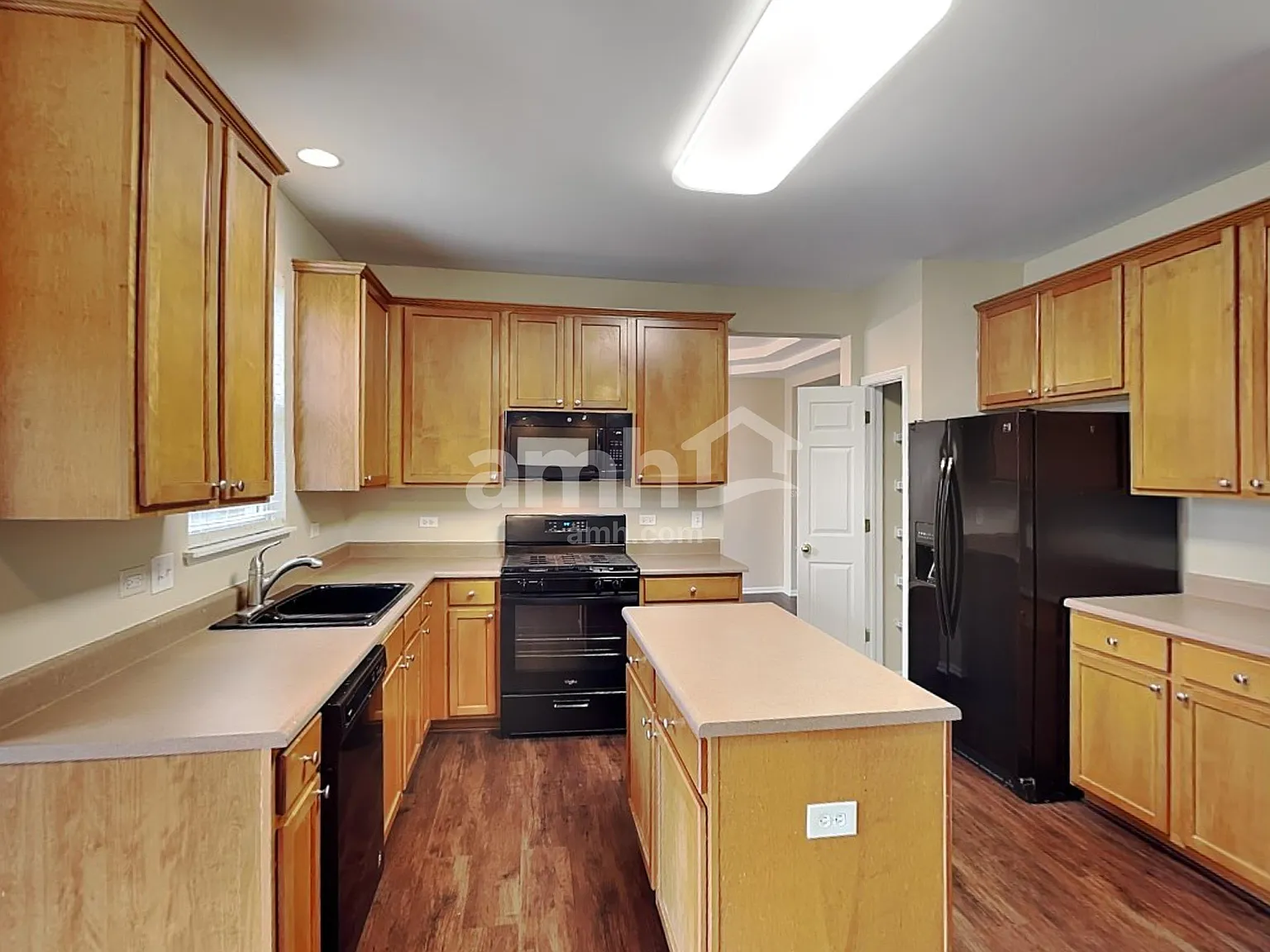 4 bed, 2.5 bath, 2250 sqft, $3,100 — Photo 3